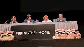 אורית מאיר ואבירם מאיר בפני הקהילה היהודית ביוון, צילום: המטה להשבת הנעדרים והחטופים